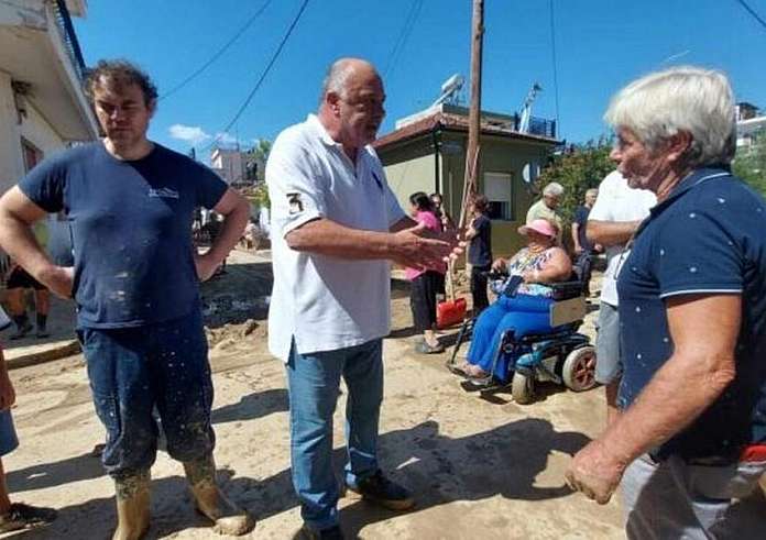 Βόλος: Ένταση και «γαλλικά» ανάμεσα σε Αχιλλέα Μπέο και εθελοντές της ΚΝΕ – «Άντε ρε φύγε από εδώ»